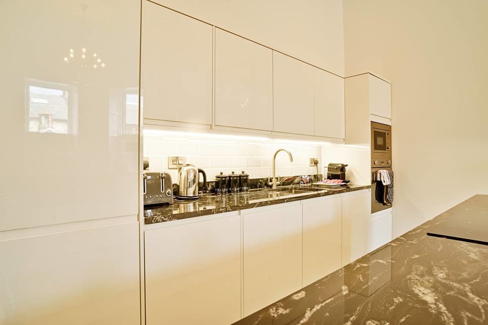 Apartment, 3 Bedrooms (3 Bedrooms) | Private kitchen | Coffee/tea maker, electric kettle