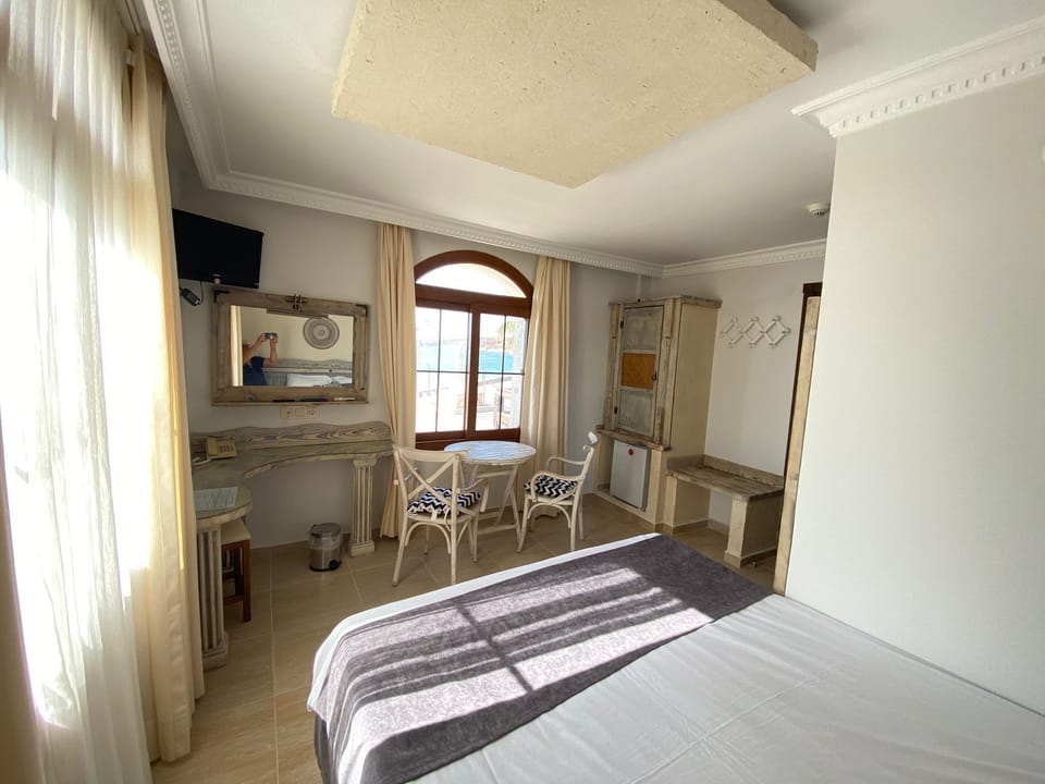Deluxe Room, Sea View | 1 bedroom, premium bedding, free minibar items, in-room safe