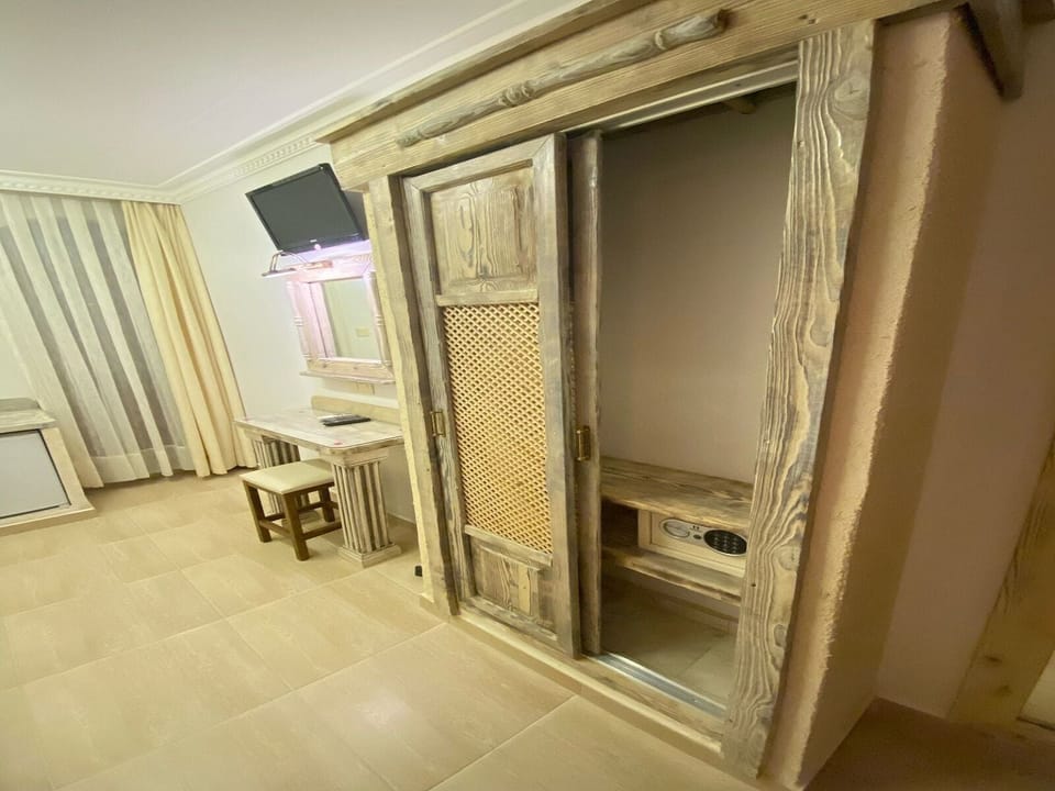 Standard Room, Balcony, Partial Sea View | 1 bedroom, premium bedding, free minibar items, in-room safe