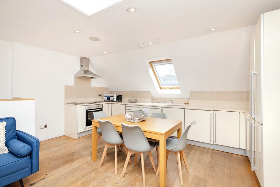 Full-size fridge, oven, coffee/tea maker, electric kettle