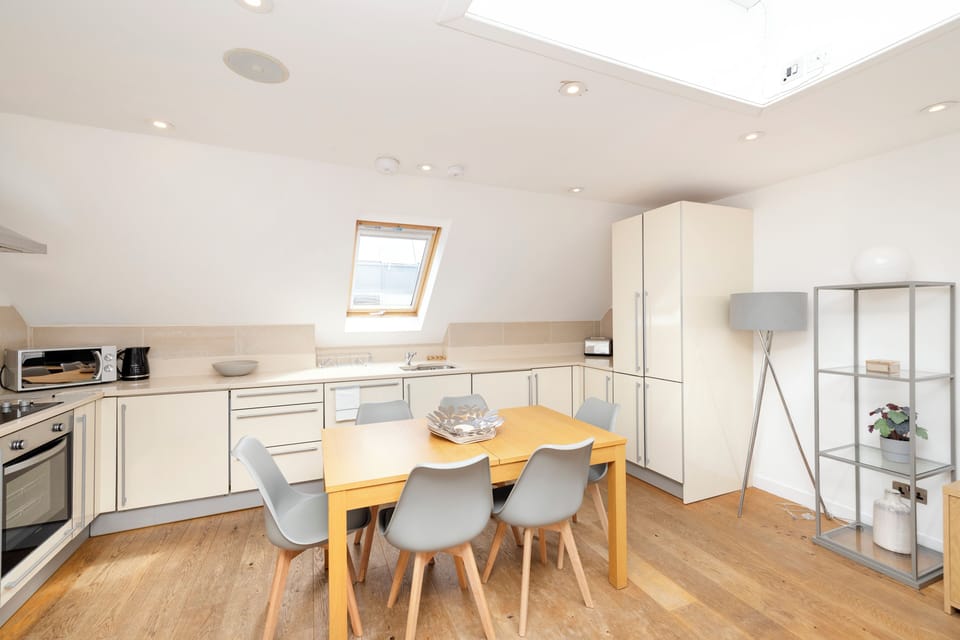 Full-size fridge, oven, coffee/tea maker, electric kettle