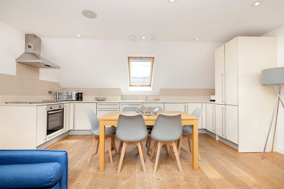 Apartment (2 Bedrooms) | Private kitchen | Full-size fridge, oven, coffee/tea maker, electric kettle