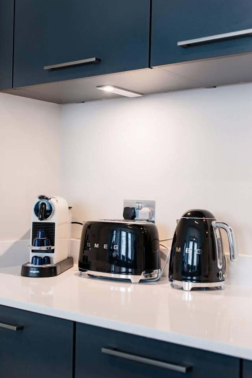 Apartment (1 Bedroom) | Private kitchen | Full-size fridge, oven, coffee/tea maker, electric kettle