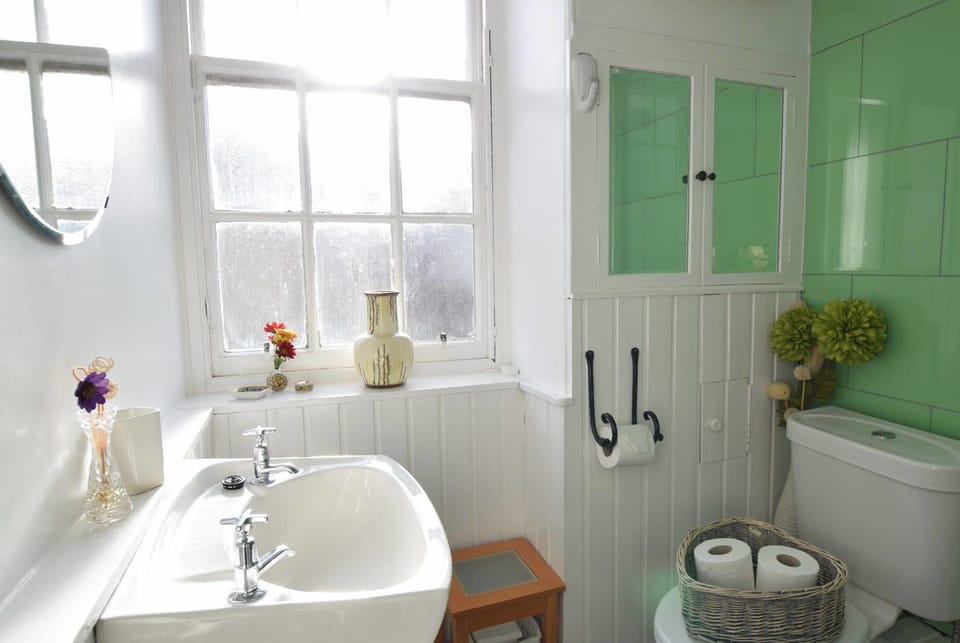 Apartment (2 Bedrooms) | Bathroom | Combined shower/tub, free toiletries, hair dryer, towels