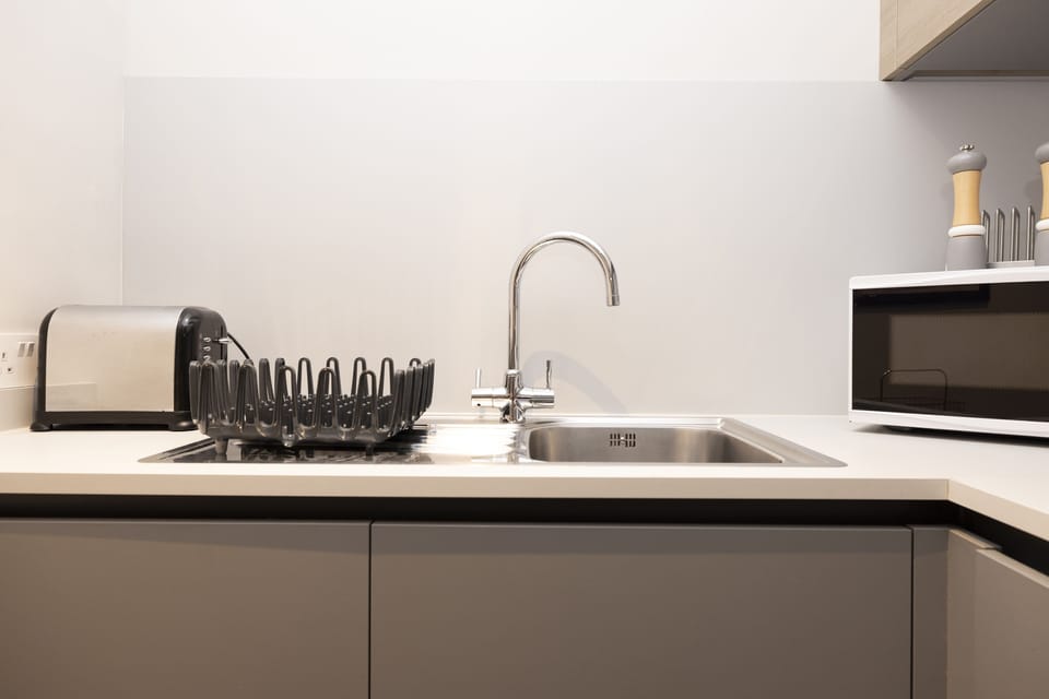 Full-size fridge, oven, coffee/tea maker, electric kettle