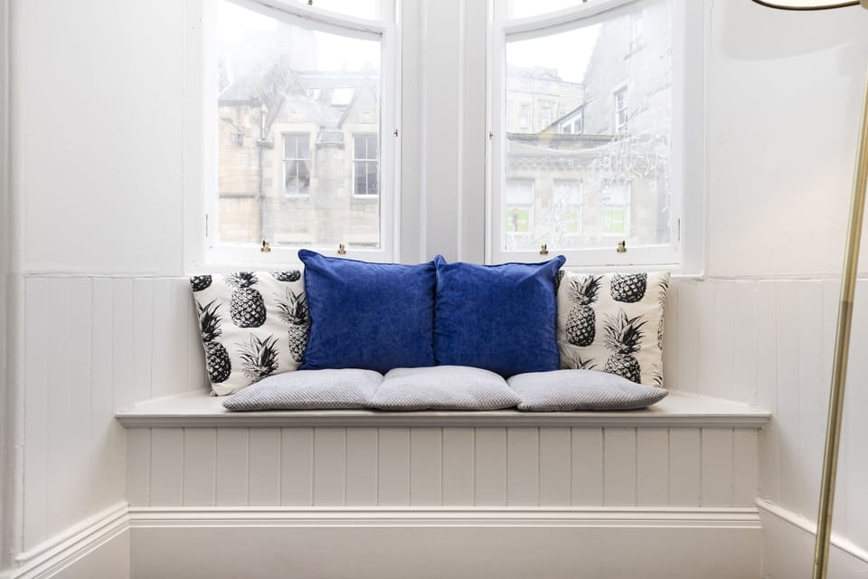 JOIVY Iconic Cockburn Street 4 Bedroom Apartment: Heart of Old Town Apartment in Edinburgh