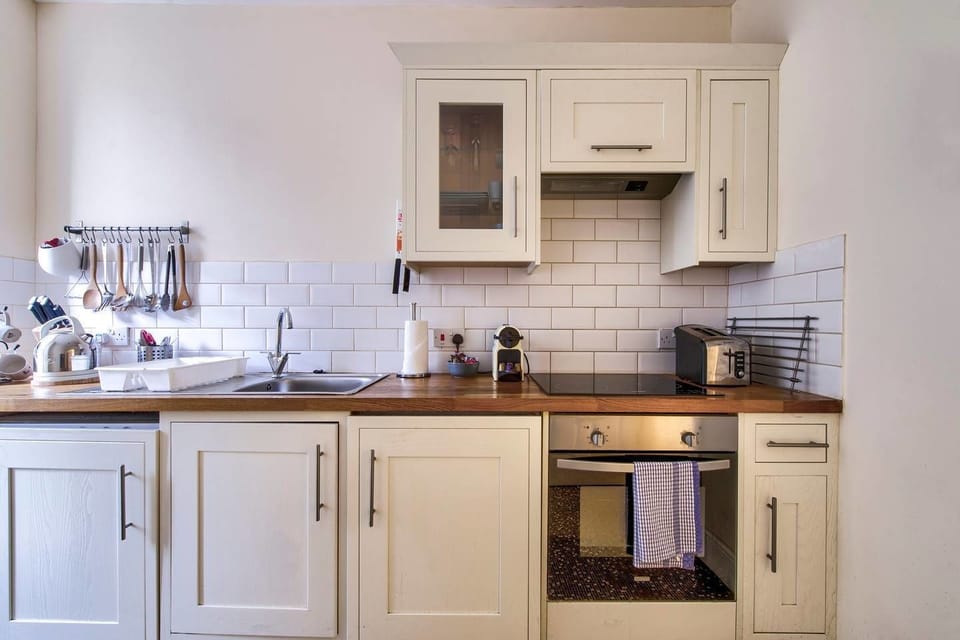 Apartment (1 Bedroom) | Private kitchen | Fridge, microwave, coffee/tea maker, electric kettle
