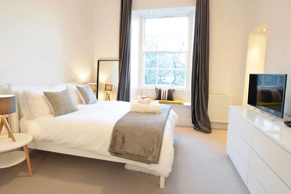JOIVY City Centre Chic for two Next to Calton Hill Apartment in Edinburgh