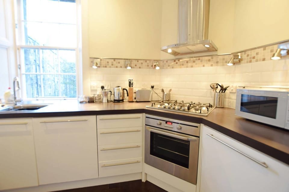 Apartment (1 Bedroom) | Private kitchen | Electric kettle, cookware/dishes/utensils