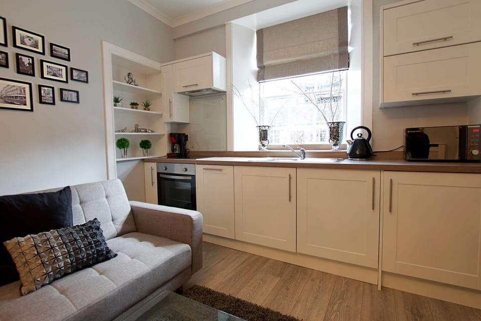 Apartment (2 Bedrooms) | Private kitchen | Dishwasher, electric kettle, cookware/dishes/utensils, dining table