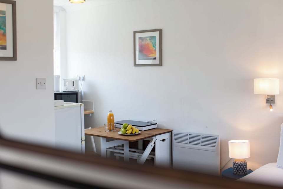 1 Double Bed and 1 Single Bed/Twin Bed | Individually decorated, desk, free WiFi, bed sheets