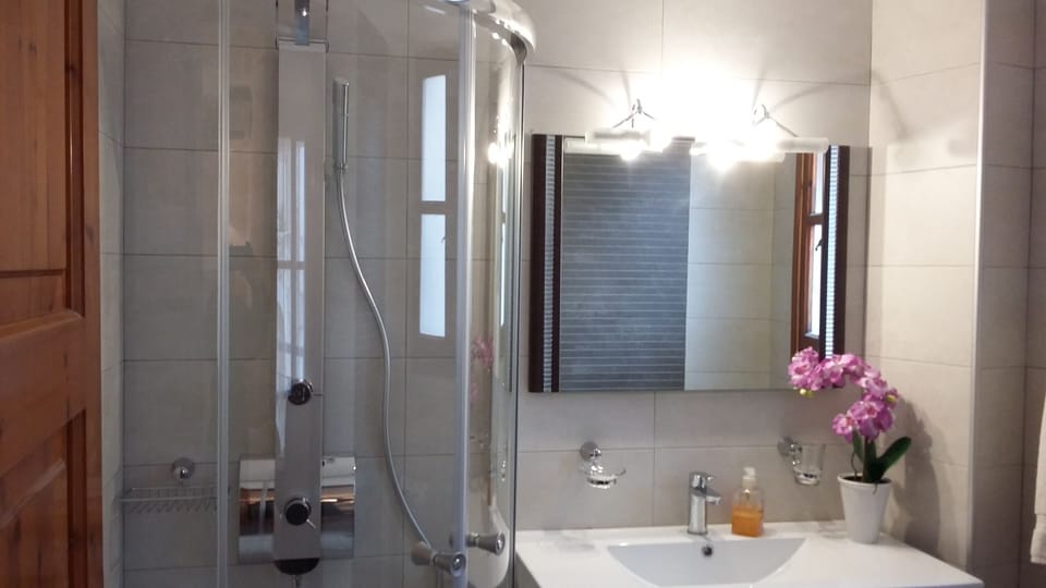 NEW STYLISH BATHROOM