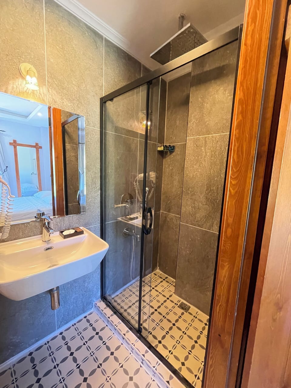Superior Room, 1 Double Bed, Garden View, Ground Floor | Bathroom | Shower, slippers