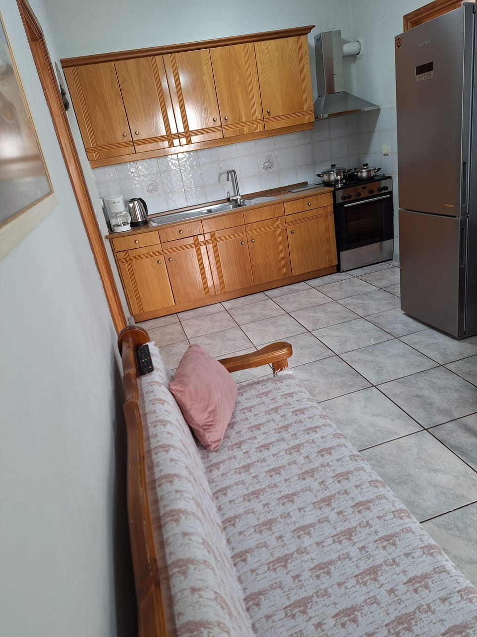 Fridge, oven, stovetop, electric kettle