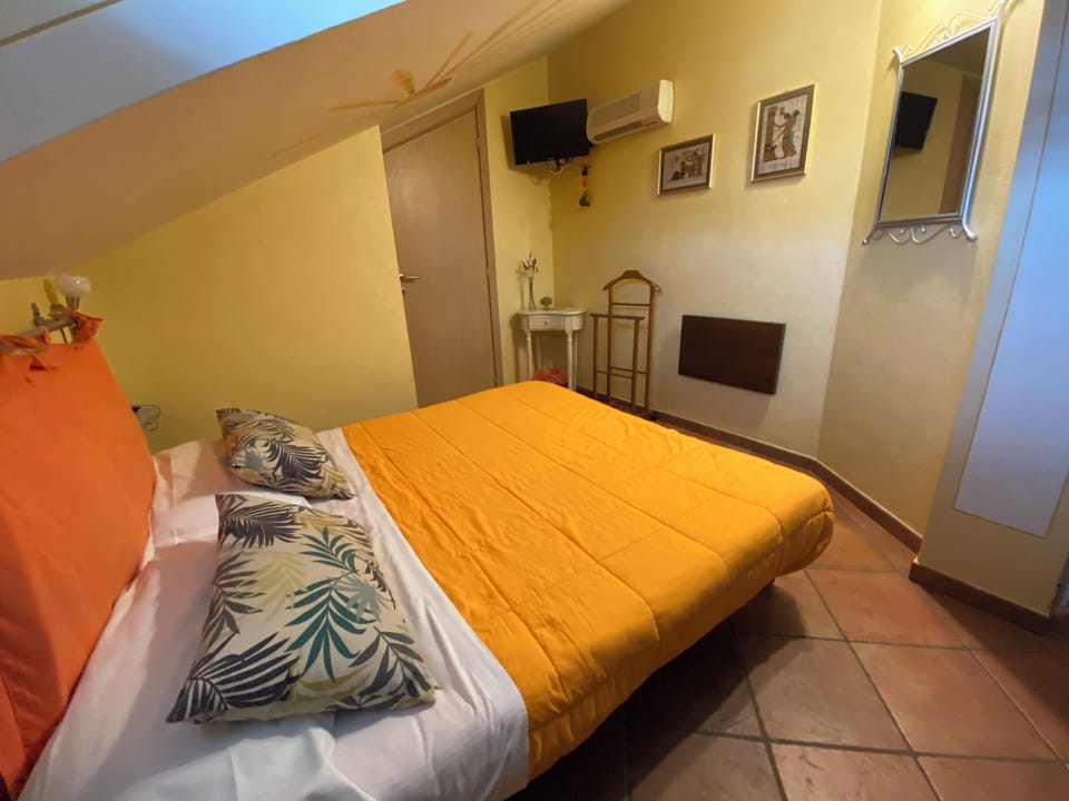 Basic Double Room (Il Sole) | Minibar, desk, blackout drapes, soundproofing