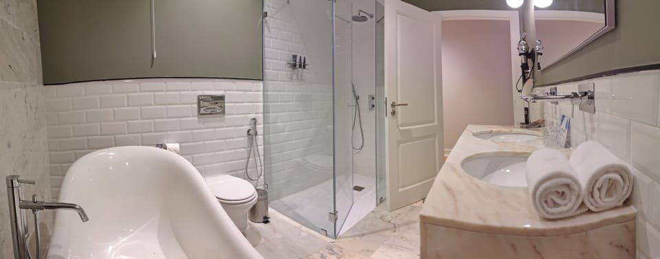 Superior Suite | Bathroom | Free toiletries, hair dryer, bathrobes, slippers