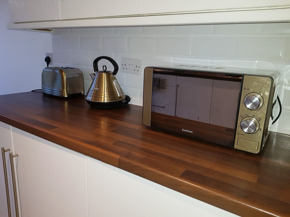 Deluxe House, 4 Bedrooms | Microwave