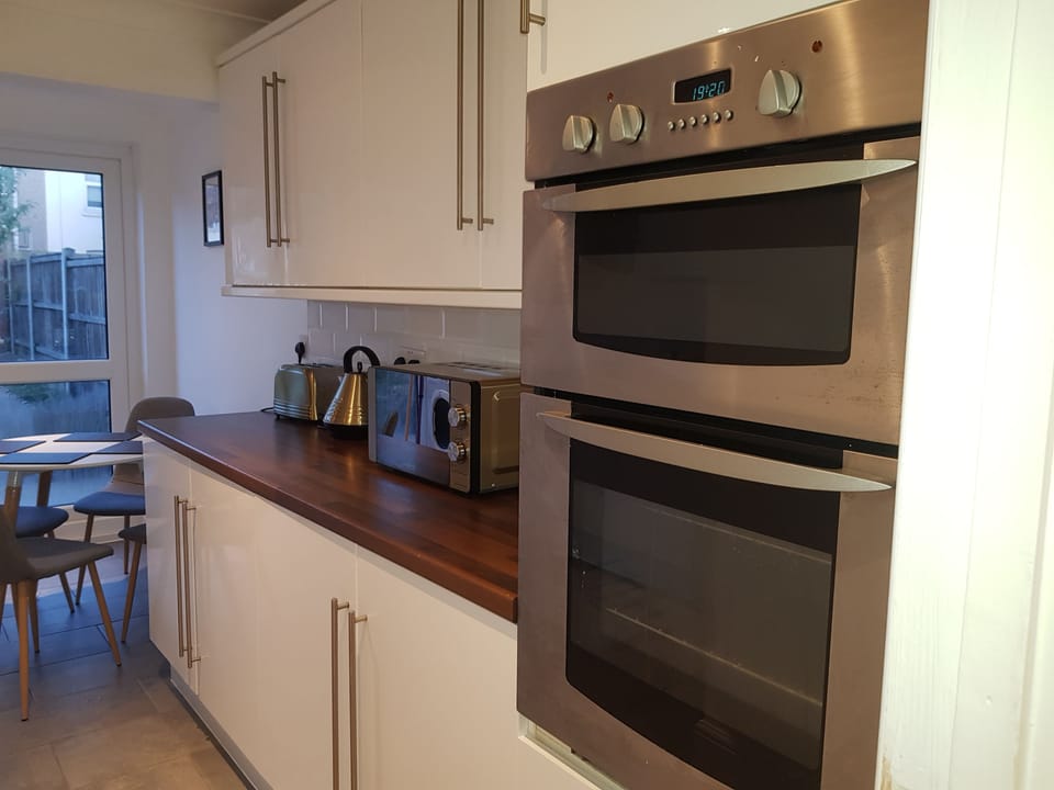 Deluxe House, 4 Bedrooms | Private kitchen | Full-size fridge, microwave, oven, stovetop
