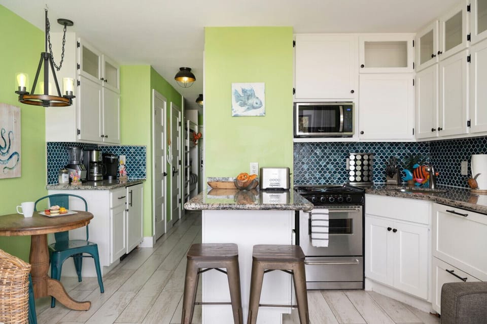 From lounging to cooking in seconds—this fully stocked, remodeled Galveston condo kitchen is designed for effortless beach vacations.