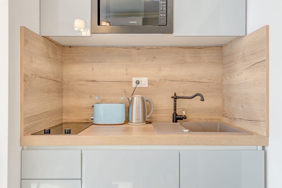 Royal Studio | Private kitchenette | Fridge, electric kettle