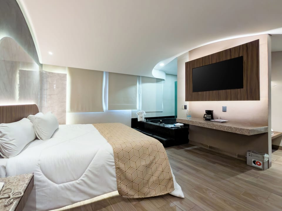 Deluxe Room, Jetted Tub | Premium bedding, desk, iron/ironing board, free WiFi