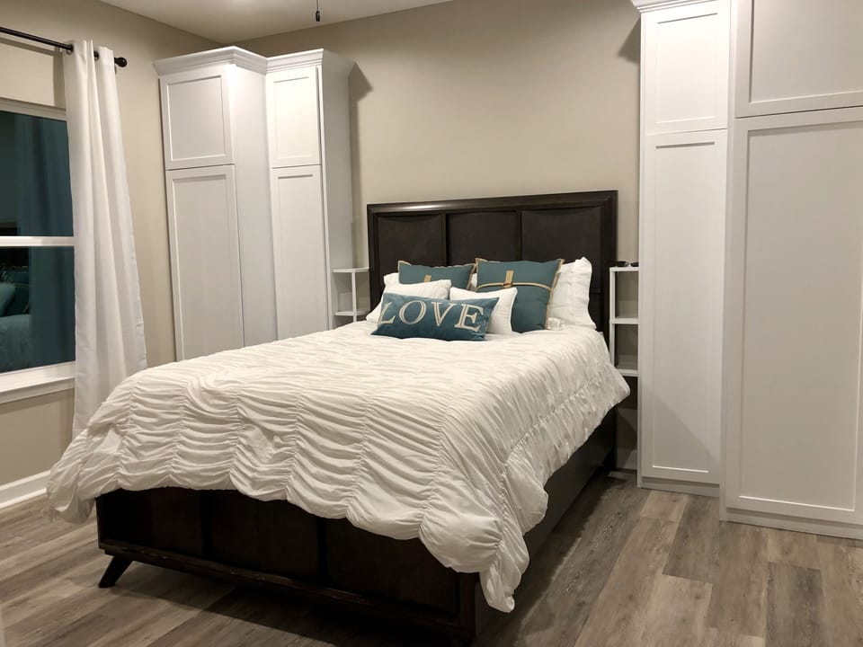 Primary Bedroom with Queen Bed 