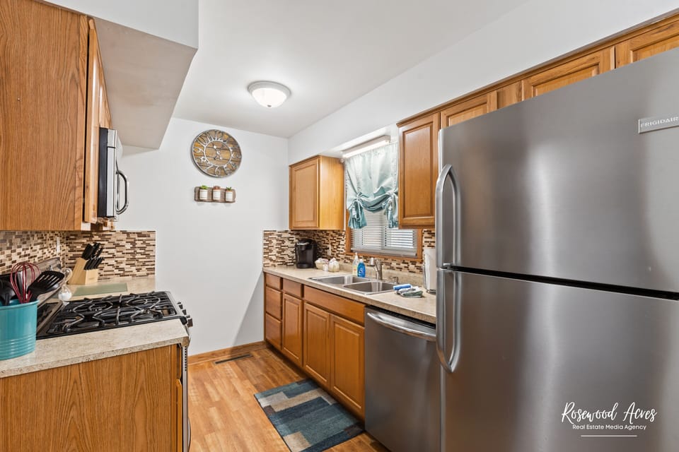 Fully stocked kitchen with all your cooking and eating utensils provided