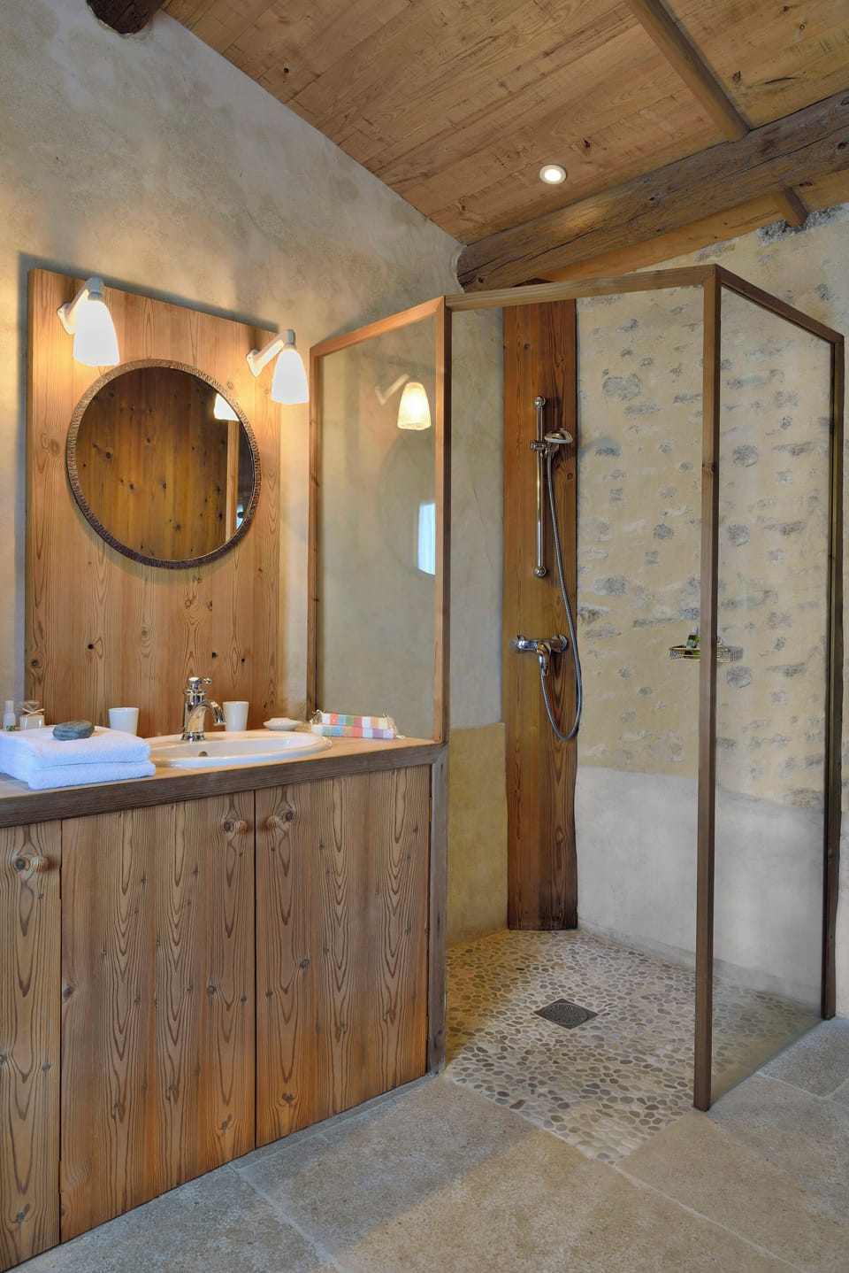Double Room Atypical | Bathroom | Free toiletries, hair dryer, bathrobes, slippers