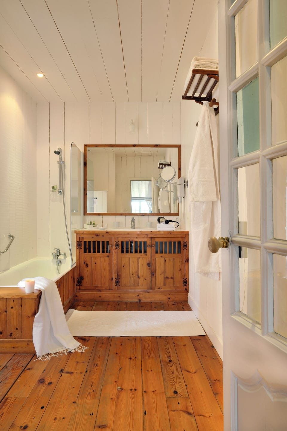 Luxury Double Room | Bathroom | Free toiletries, hair dryer, bathrobes, slippers
