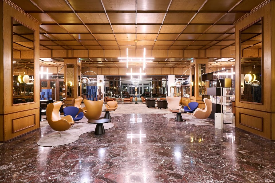 Lobby lounge
