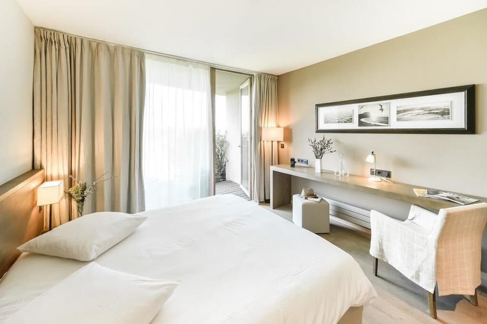 Hypo-allergenic bedding, in-room safe, individually decorated