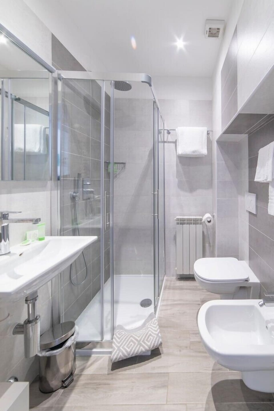 Combined shower/tub, hair dryer, towels