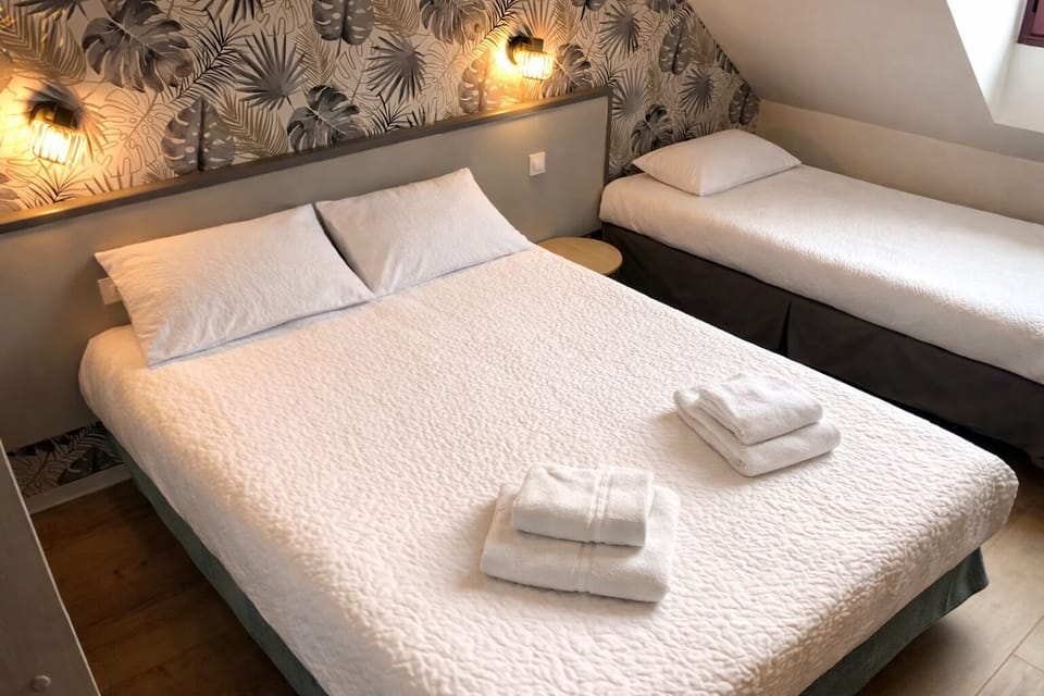 Desk, soundproofing, free WiFi, bed sheets