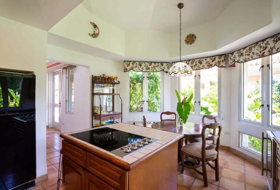 Breakfast dining table sits 4
