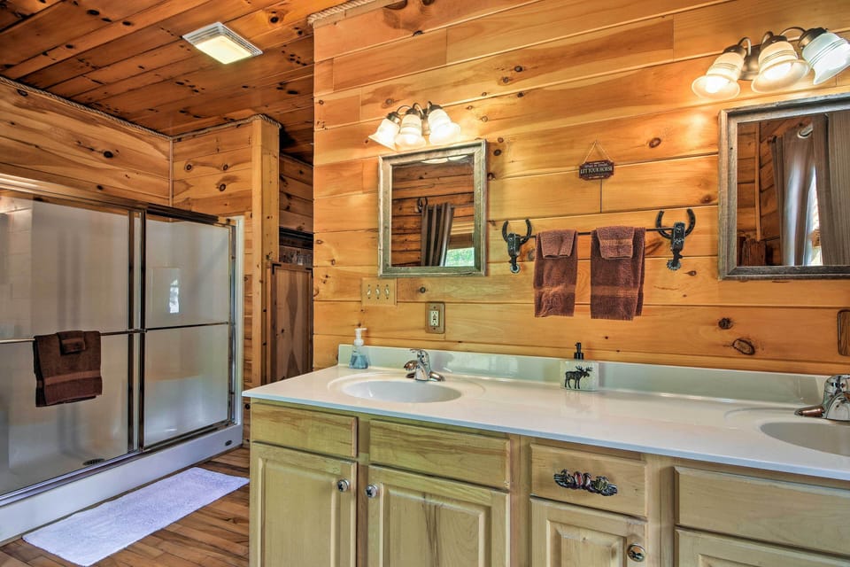 Full Bathroom | Towels Provided