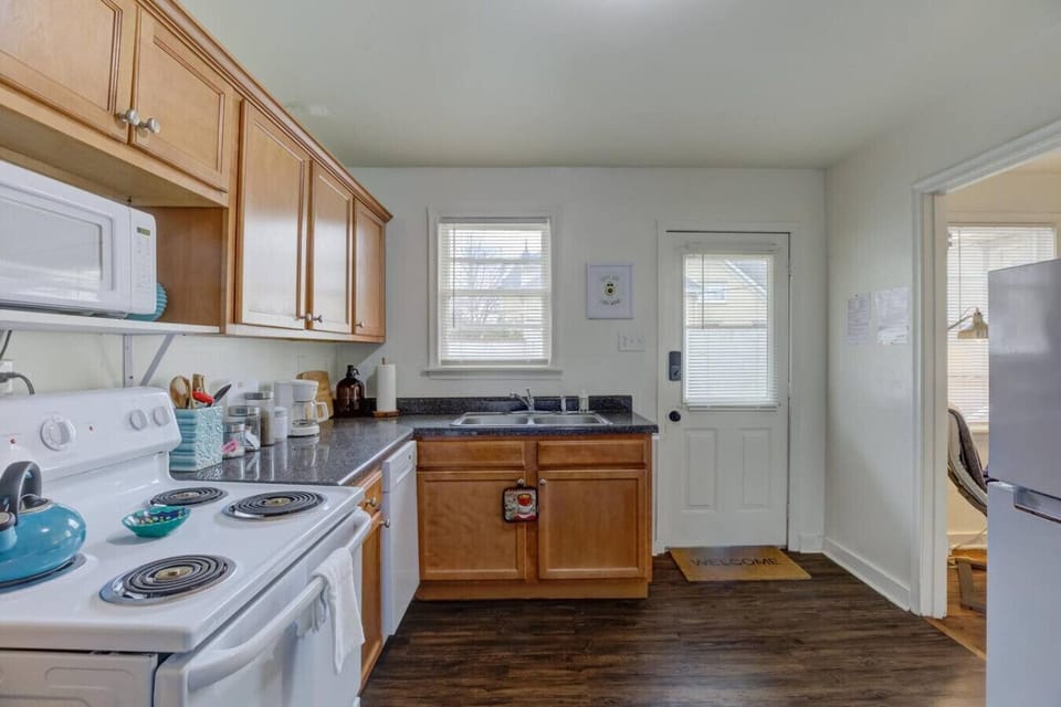 Full kitchen setup—clean, practical, and ready for use.(please note that the dishwasher is currently not available)