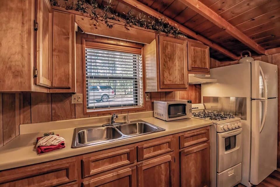 Fully stocked kitchen & dining space — cook your favorite meals or enjoy takeout from Midtown.