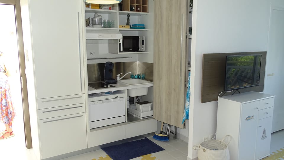 Studio Fregate | Private kitchen | Coffee/tea maker, fridge, microwave, stovetop