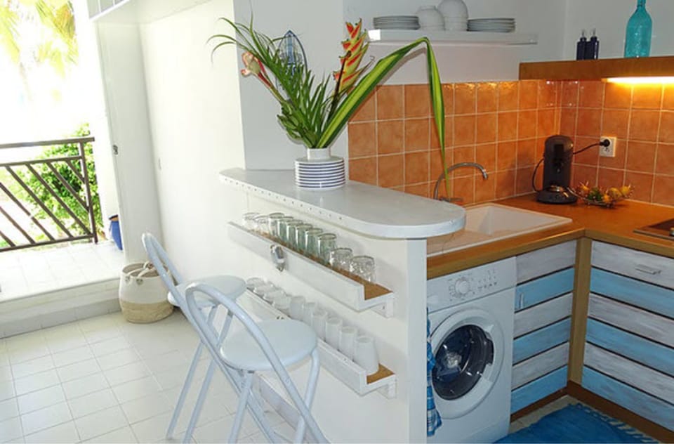 Appartement Hippocampe | Private kitchen | Coffee/tea maker, fridge, microwave, stovetop