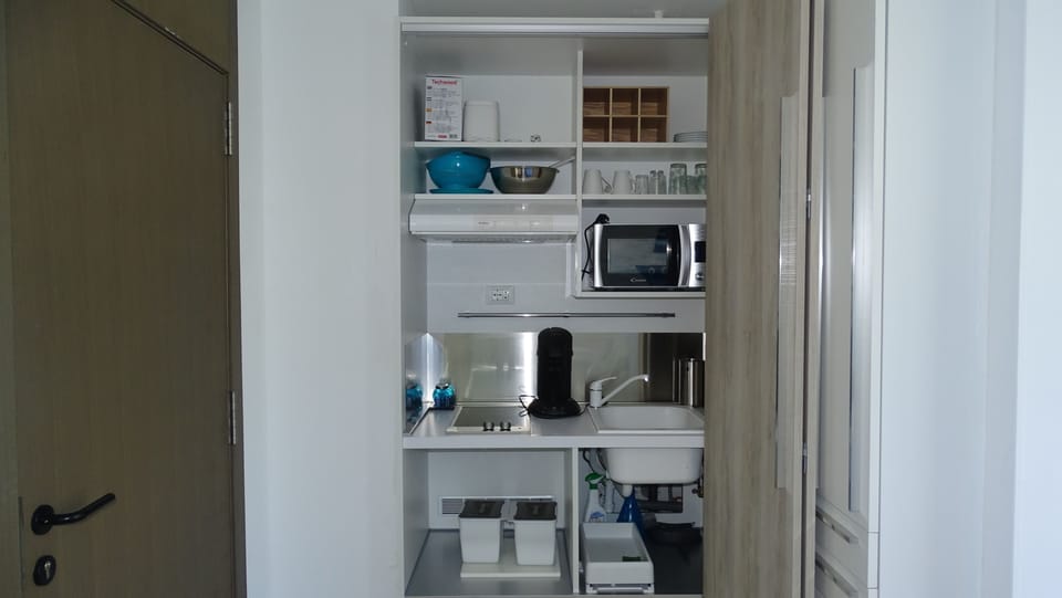 Studio Pelican | Private kitchen | Coffee/tea maker, fridge, microwave, stovetop
