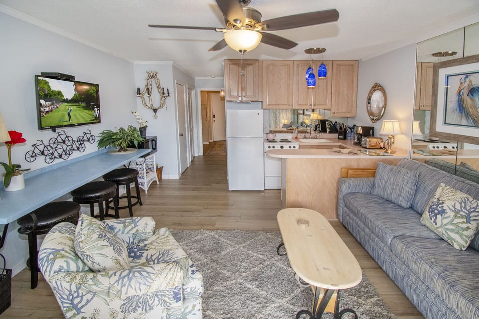 Living room, dining area and kitchen, very open and bright!
