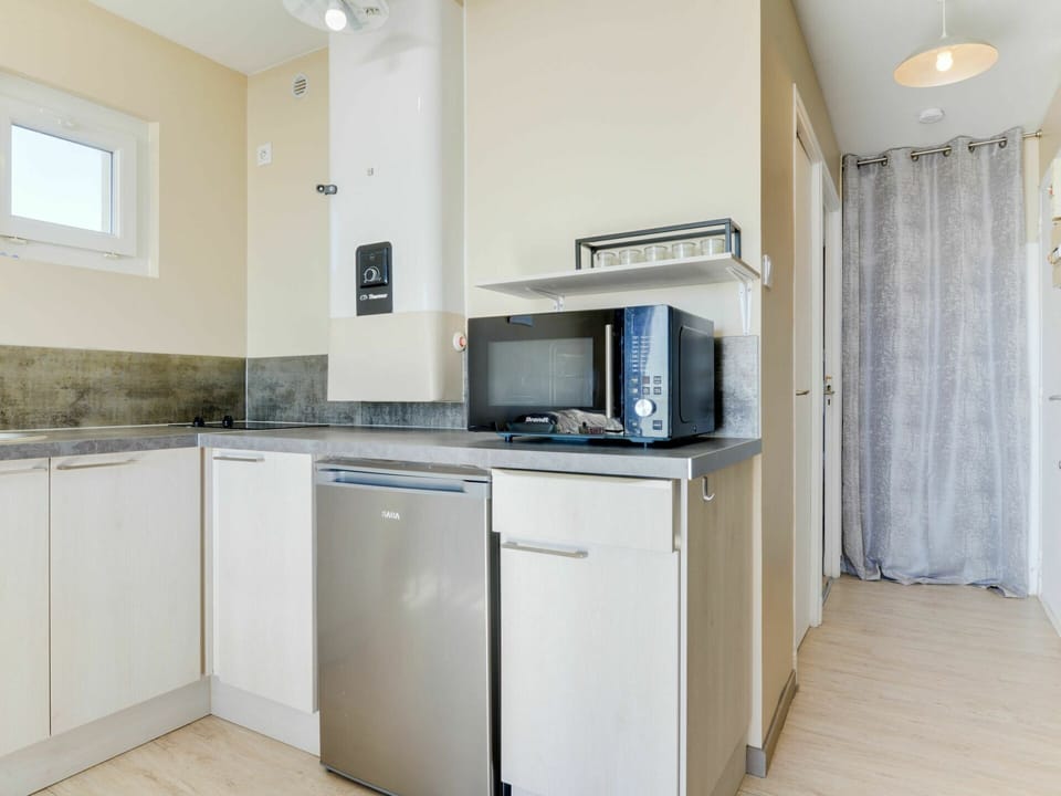 Cabinetry, Countertop, Property, Building, Kitchen Appliance, Kitchen, Kitchen Stove, Home Appliance, Curtain, Wood