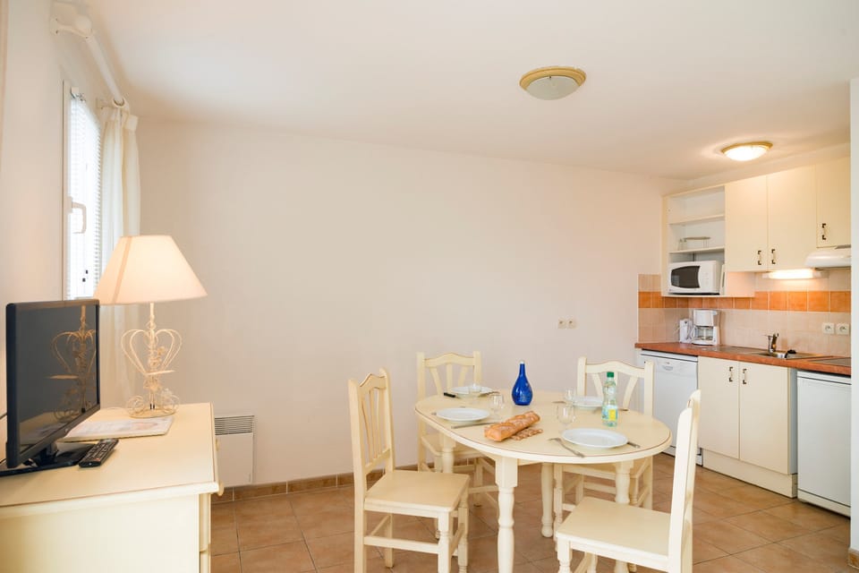 Make a quick meal in the kitchenette.