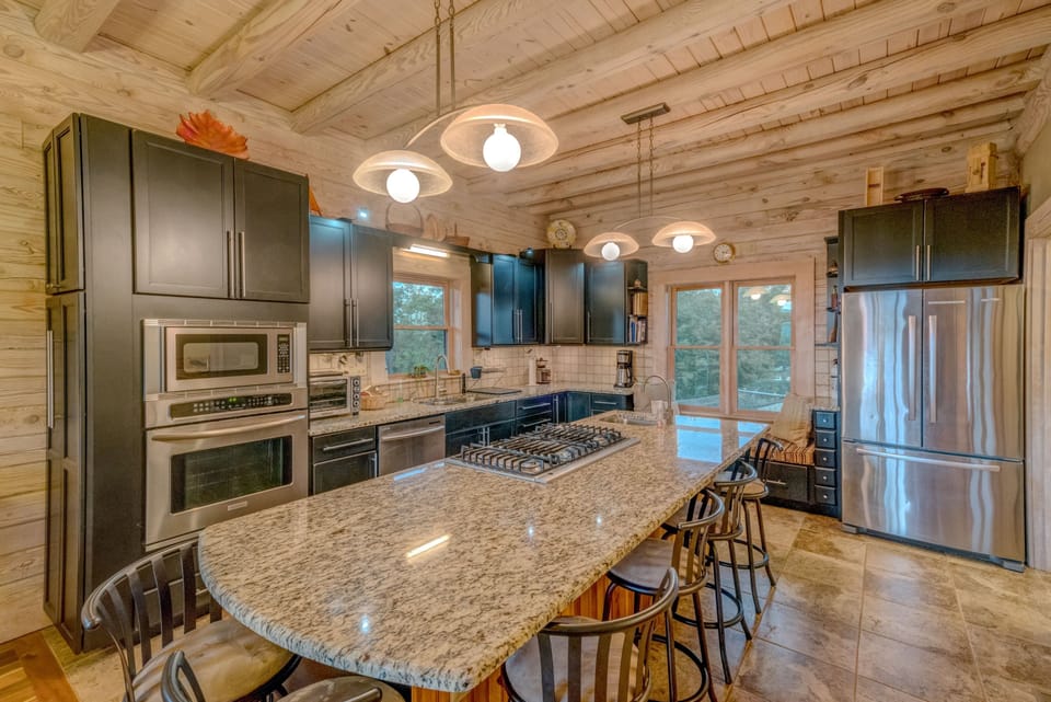 Well equipped kitchen with  breakfast bar