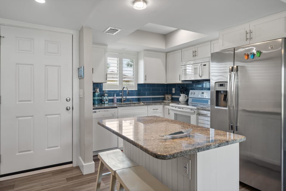 Well equipped Kitchen, side by side refrigerator with ice maker 