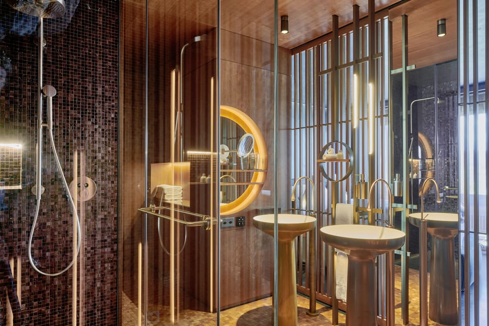 Junior Suite Lake | Bathroom | Free toiletries, hair dryer, towels
