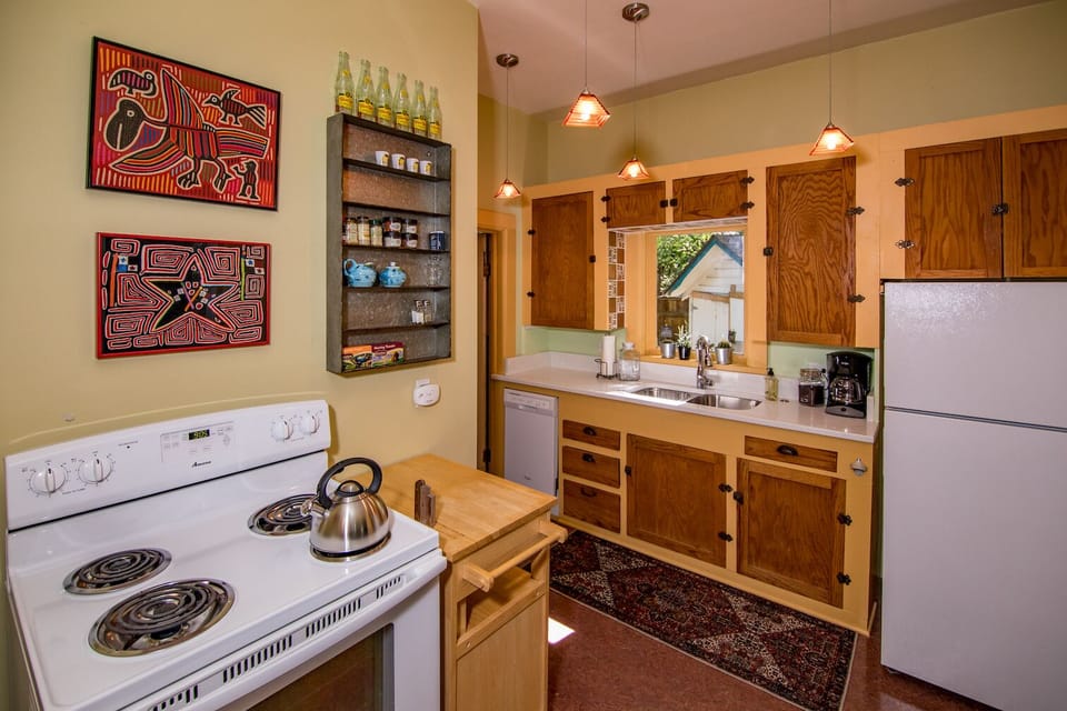 Visit this newly renovated private kitchen. Dishwasher, full fridge and stove!