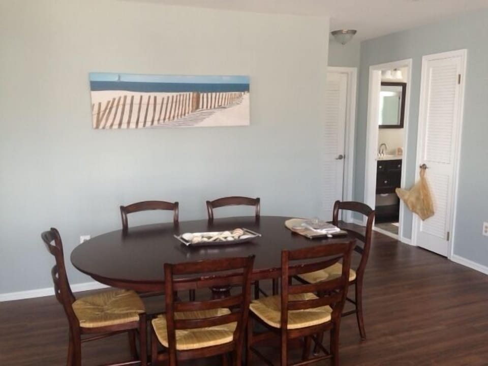 Dining area seats 6!