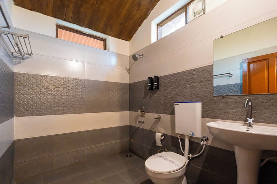 Shower, rainfall showerhead, free toiletries, slippers
