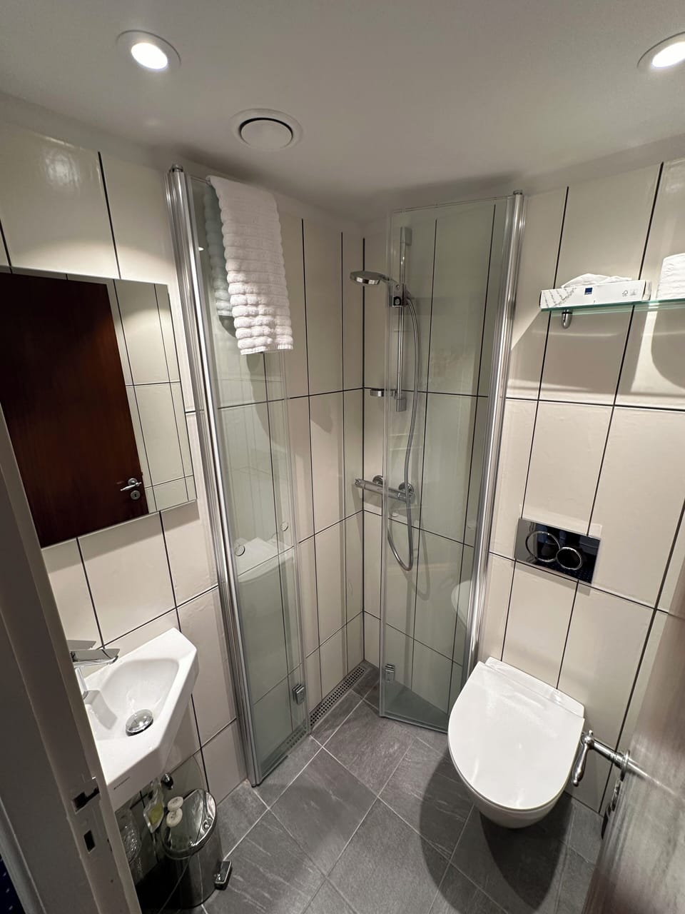 Standard Twin Room, Courtyard View | Bathroom | Shower, hair dryer, towels, soap